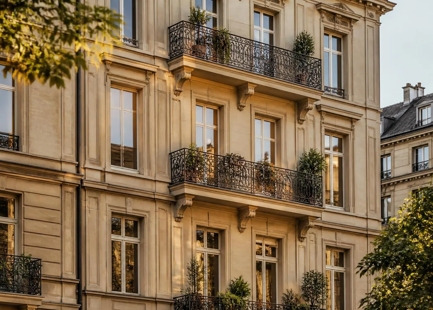 Façade d'un immeuble d'habitation genevois en pierre claire, lumière de fin d'après-midi
